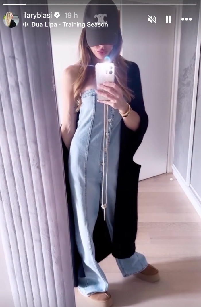 Galleria foto 'Ilary Blasi, nuovo Look con la Jumpsuit in jeans e gli stivali comfy' - foto 1