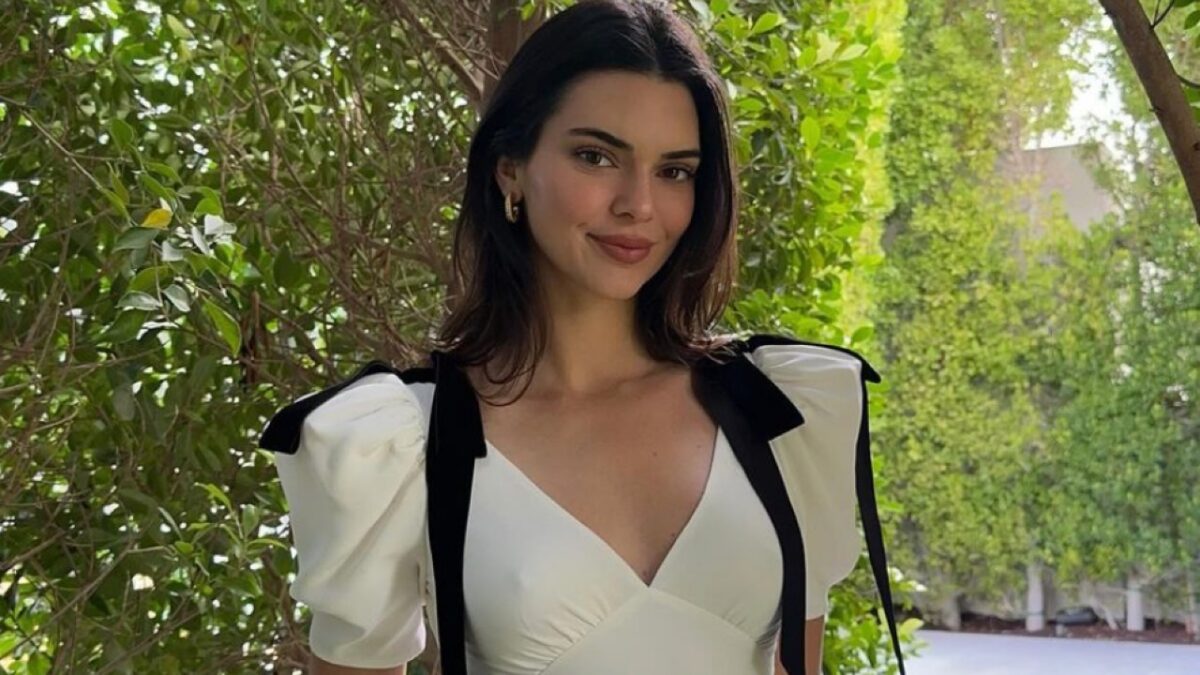 Galleria foto 'Kendall Jenner cede al trend Coquette Core, ecco il Look in stile bon ton' - foto 1