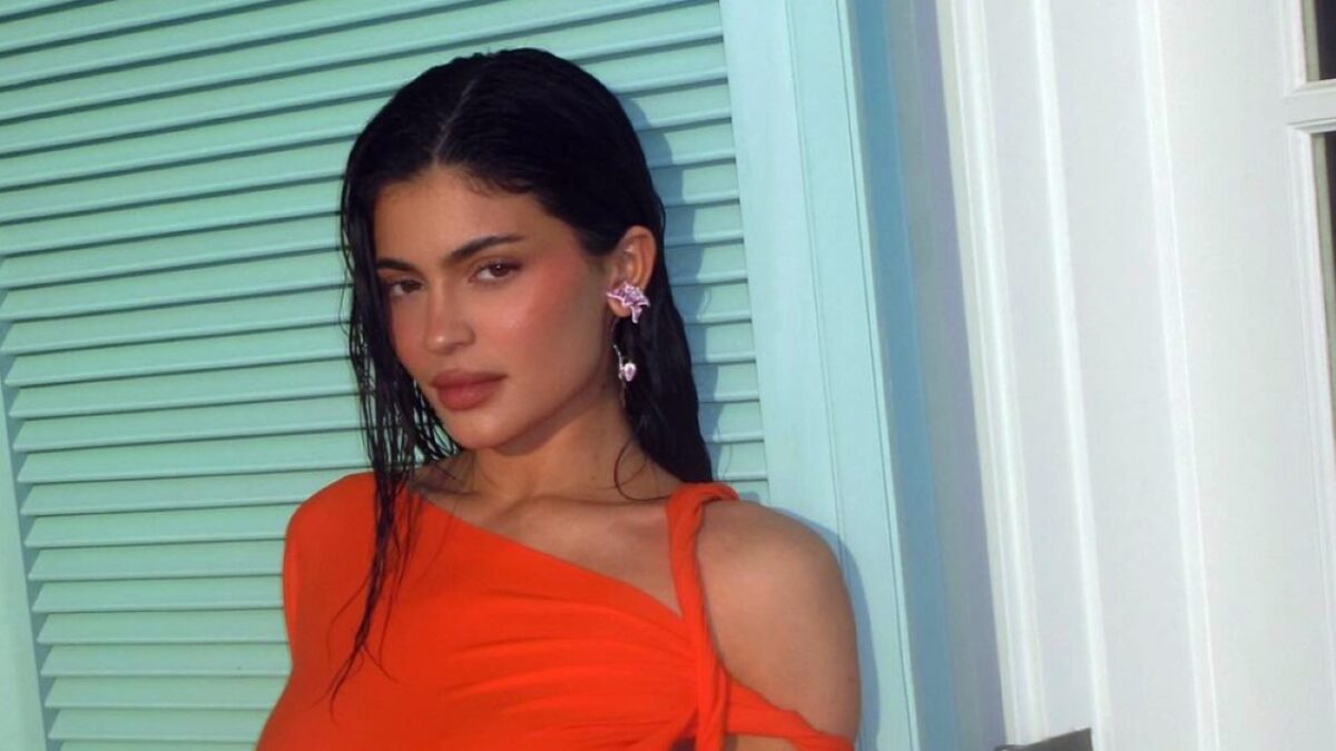 Kylie Jenner punta sul color mandarino, l’abito è perfetto (FOTO)