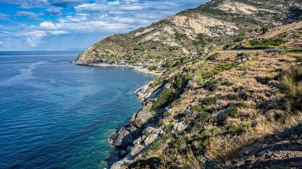Isola d’Elba, perché visitarla in Primavera: itinerari e consigli per un weekend d’aprile