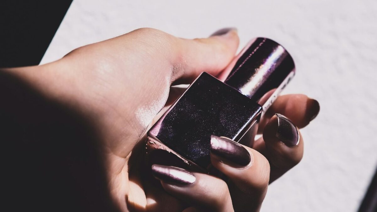 Lingerie nails: torna di tendenza la manicure più sexy