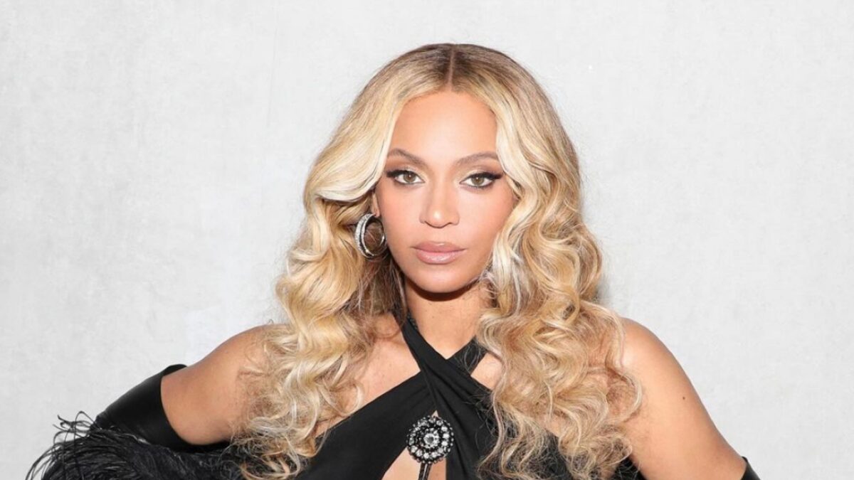 Beyoncé, Look total Black e le favolose scarpe Loewe: che stile!