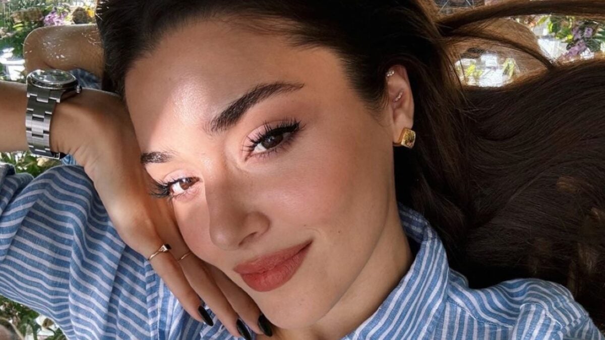 Cannes 2024, c’è anche Hande Ercel in un abito rosso fuoco firmato Balmain (FOTO)
