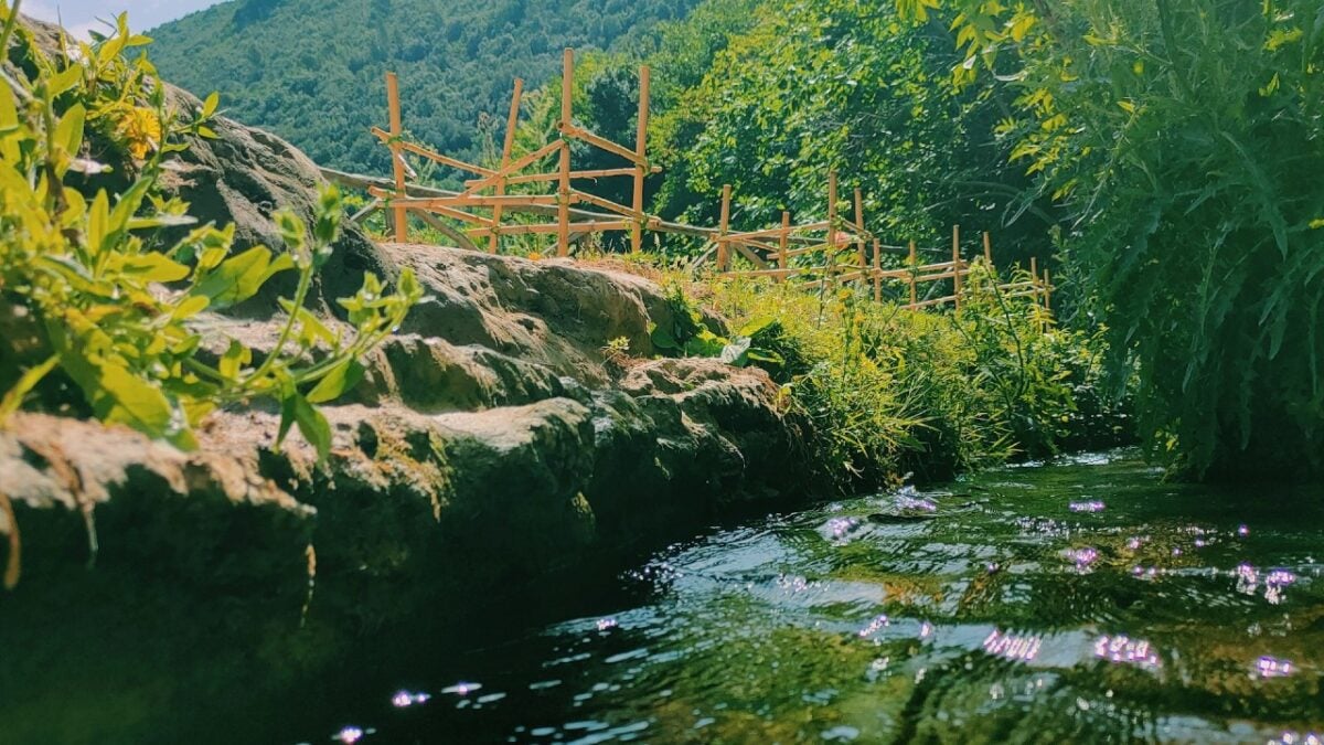 Un borgo da fiaba sulle acque di un incatevole fiume turchese. Un posto così non l’avete mai visto!