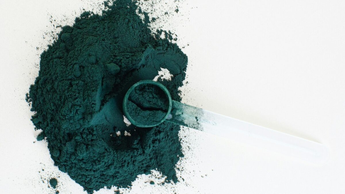 Proprietà e benefici della Spirulina, l’alga prodigiosa che fa bene anche ai Capelli…