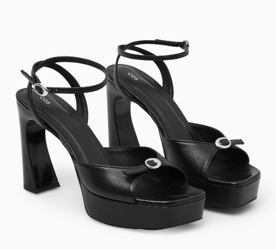 Galleria foto 'I Sandali Neri più chic e sofisticati dell’Estate 2024' - foto 4