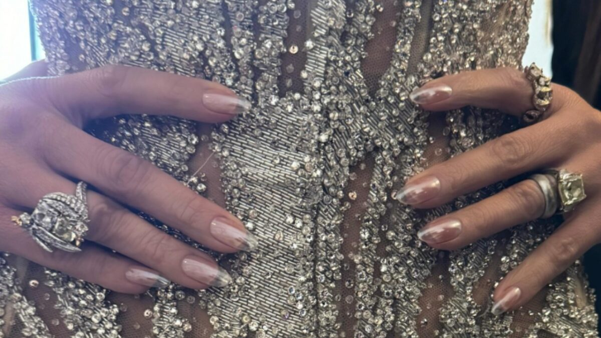 La manicure Butterfly di Jennifer Lopez al Met Gala 2024: assolutamente da copiare!