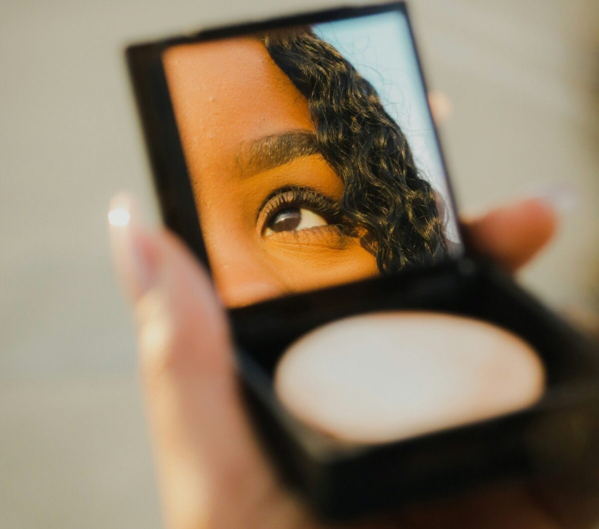 Galleria foto 'Cipria, è ancora uno dei prodotti Must del Make up perfetto?' - foto 2