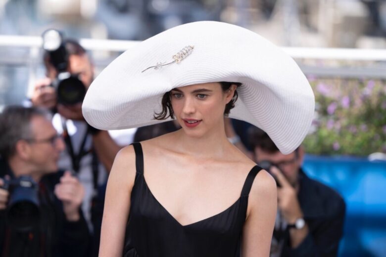 margaret qualley cappello di paglia