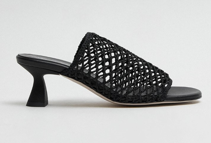 Galleria foto 'I Sandali Neri più chic e sofisticati dell’Estate 2024' - foto 8