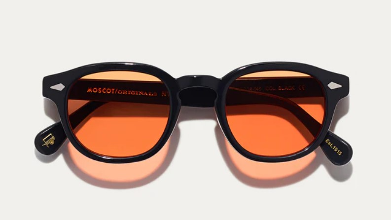 Galleria foto 'Gli Occhiali da sole con lenti colorate sono il big come back 2024' - foto 3