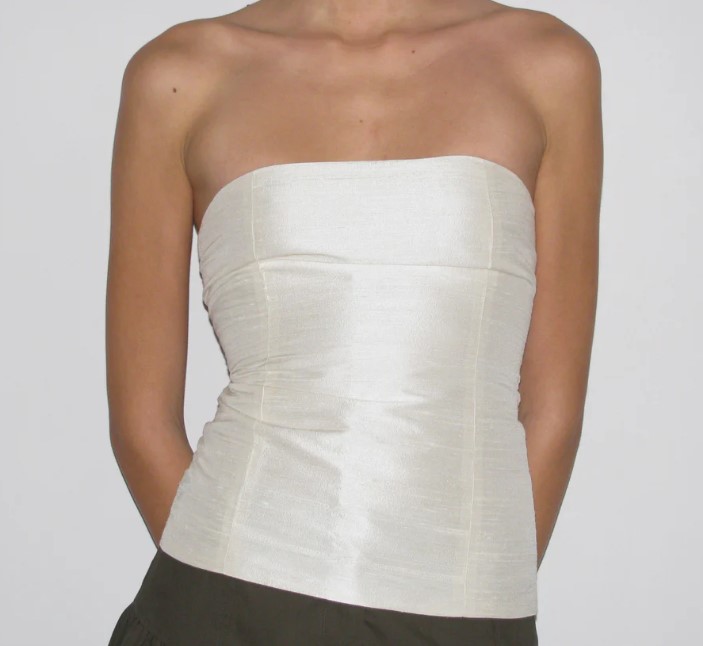 Galleria foto 'I Top senza spalline fanno tendenza: ecco i modelli da avere a tutti i costi!' - foto 5