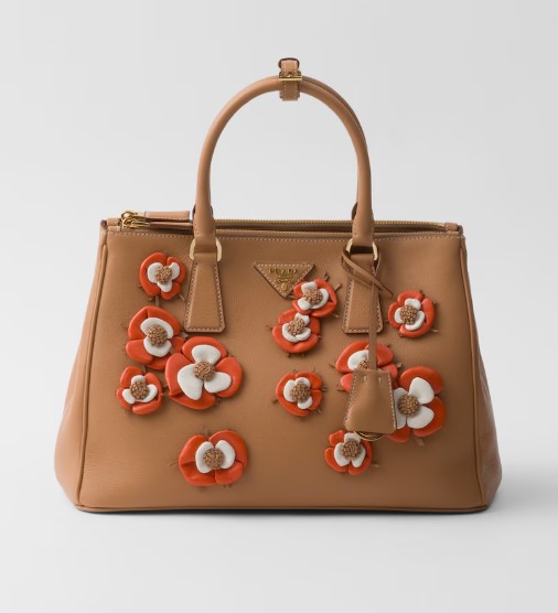 Galleria foto 'Tutte pazze per le Borse con fiori 3D! Ecco quelle su cui puntare subito…' - foto 5