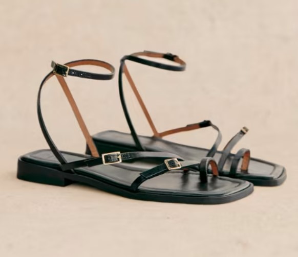 Galleria foto 'I Sandali Neri più chic e sofisticati dell’Estate 2024' - foto 6