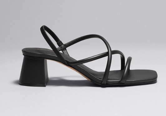 Galleria foto 'I Sandali Neri più chic e sofisticati dell’Estate 2024' - foto 2