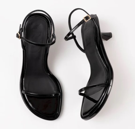 Galleria foto 'I Sandali Neri più chic e sofisticati dell’Estate 2024' - foto 7