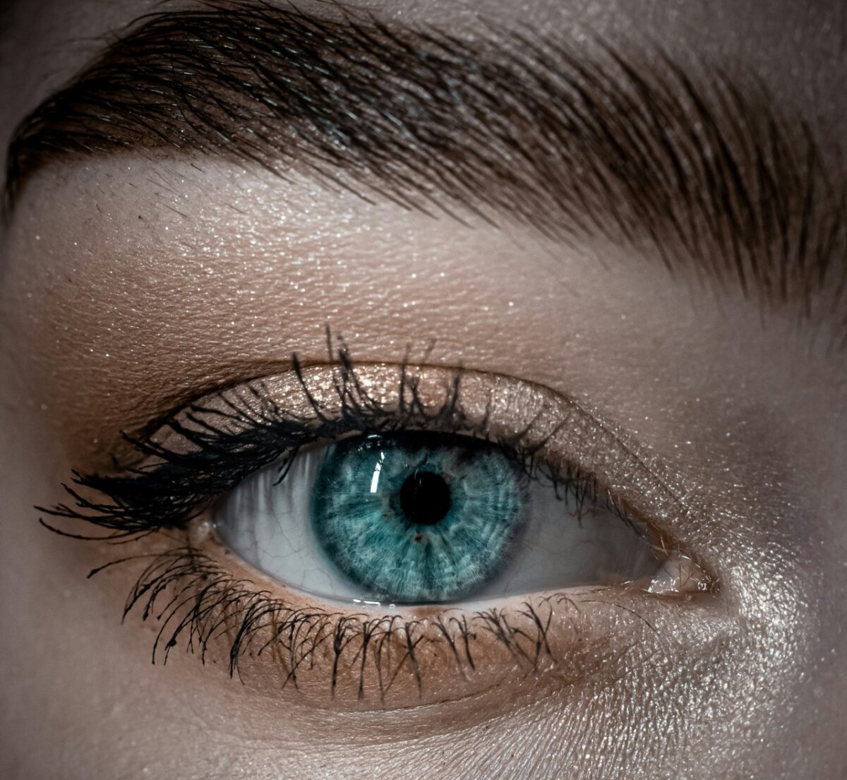 Galleria foto 'Hai sempre sbagliato a usare il Piegaciglia: questo è il metodo giusto!' - foto 1