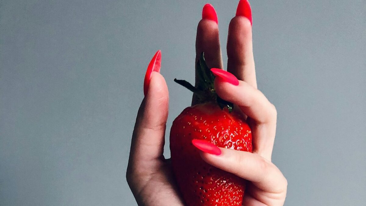 Unghie corallo, colore top a primavera: le migliori nail art a cui ispirarsi
