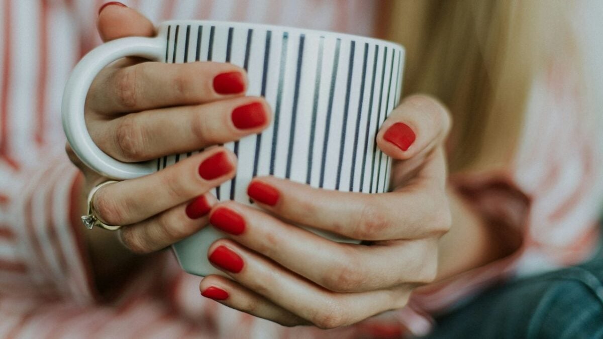 Manicure dopo i 50 anni: come trattare le unghie e scegliere i colori giusti