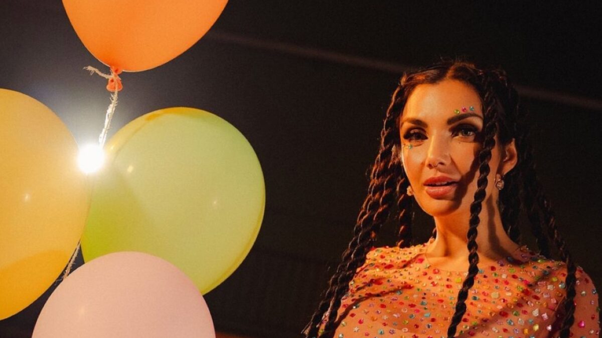 Elettra Lamborghini cambia look per il nuovo Videoclip treccine lunghissime e jumpsuit con cristalli