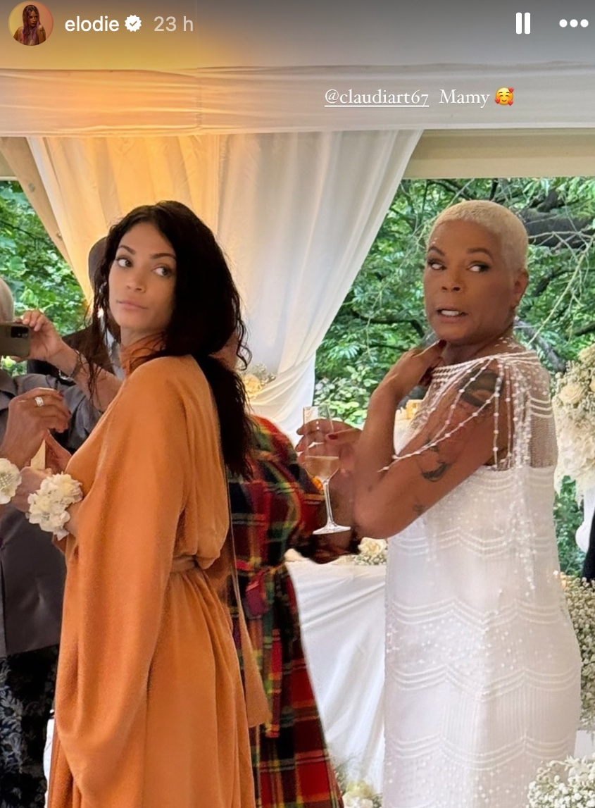 Galleria foto 'Elodie, per il matrimonio della madre sceglie un elegante abito ocra: che stile' - foto 1