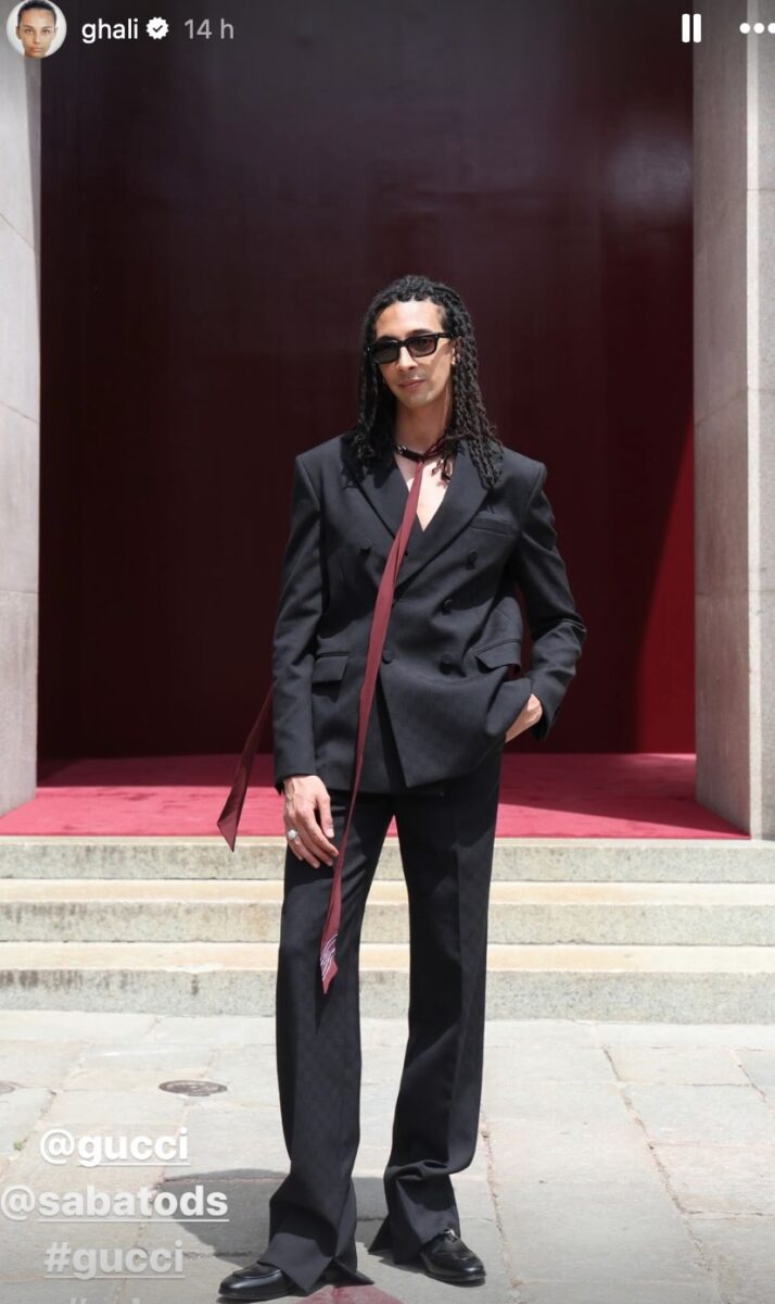 Galleria foto 'Ghali, che eleganza con l’abito firmato Gucci: ecco il Look' - foto 1