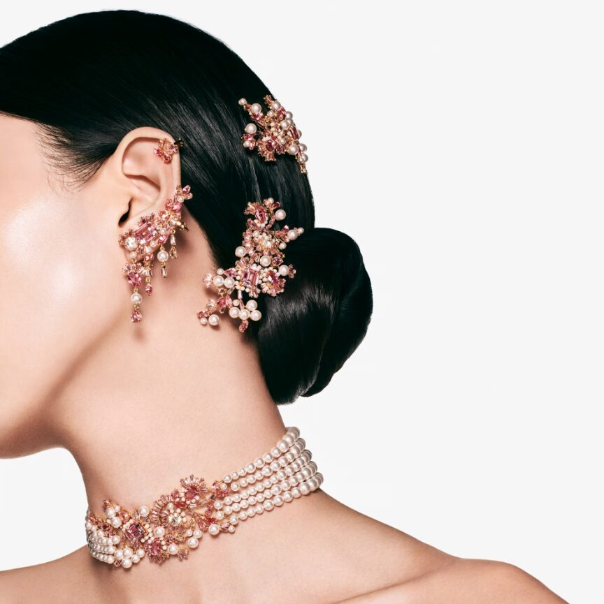 Galleria foto 'Ispirazione Bridgerton: Fiori, Fiocchi e Fermagli vistosi nei Capelli, ecco l’ultima tendenza…' - foto 2