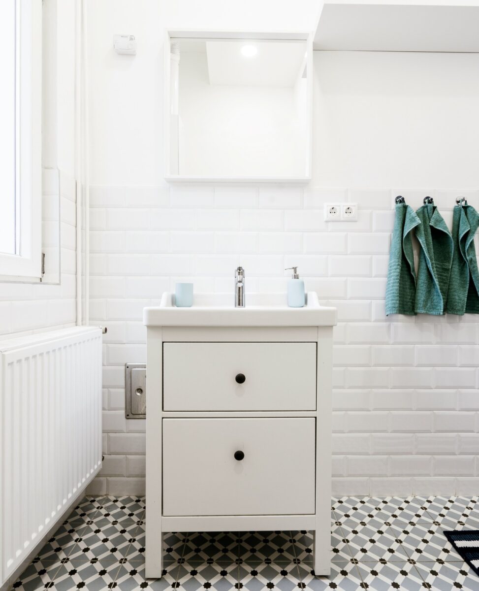 Galleria foto 'Come illuminare il Bagno: lampadari, applique, plafoniere o faretti?' - foto 2