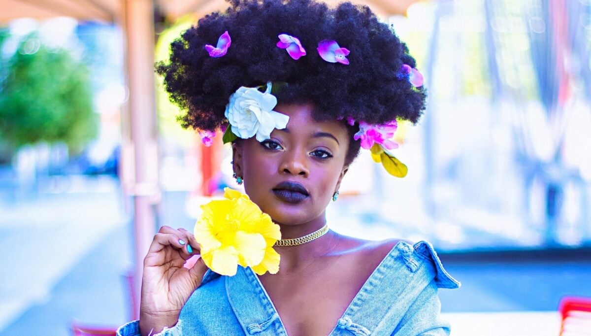 Ispirazione Bridgerton: Fiori, Fiocchi e Fermagli vistosi nei Capelli, ecco l’ultima tendenza…