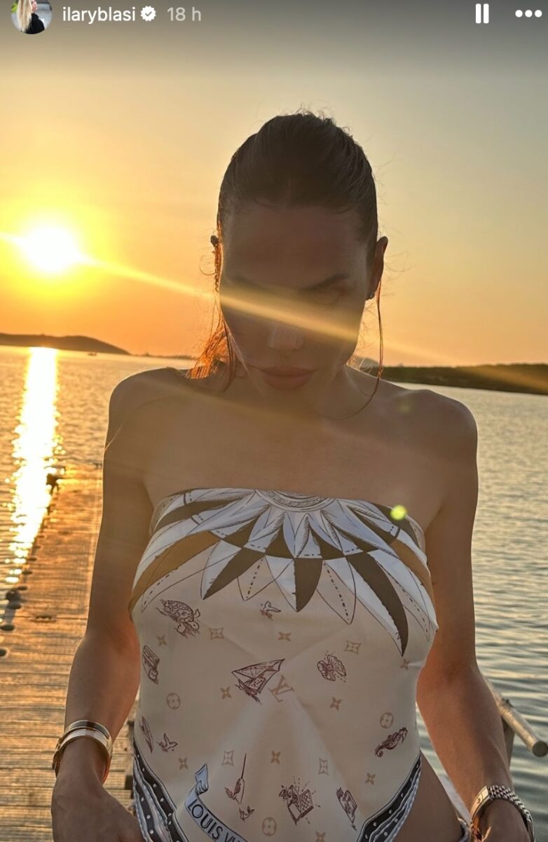 Galleria foto 'Ilary Blasi, il top bandana è super Cool: copia il Trend' - foto 1