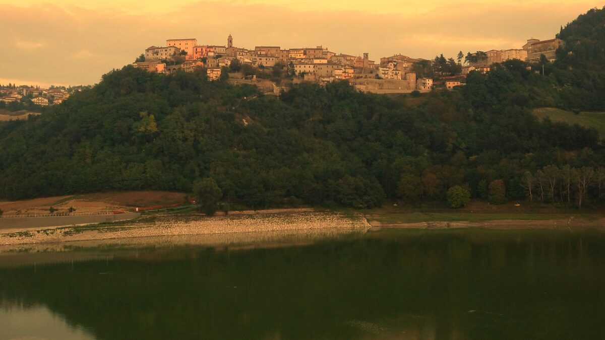 Questo delizioso borgo marchigiano e il suo lago sono la meta ideale per un weekend estivo