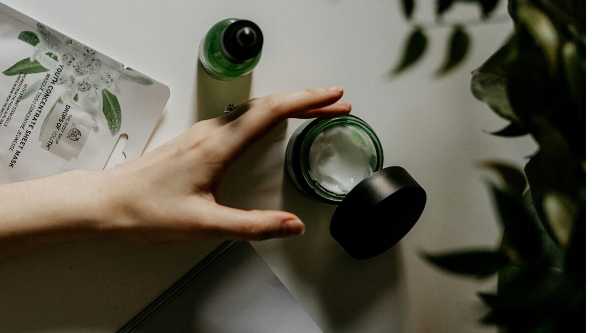 Anche le celeb risparmiano: la skincare low cost che piace alle star