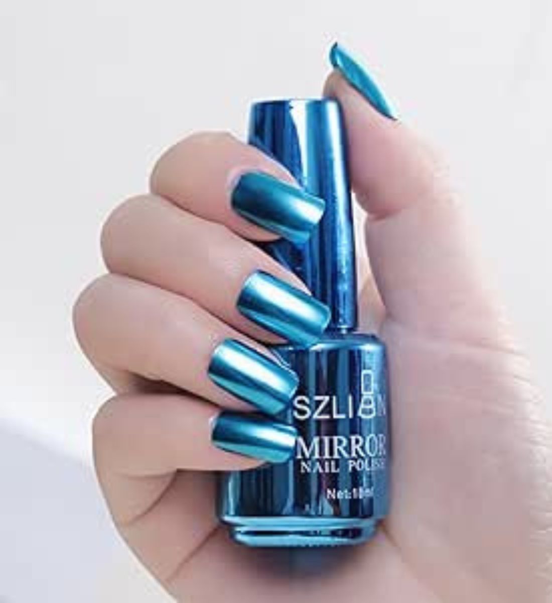 Galleria foto 'Turchese come il mare: 5 manicure perfette per l’estate' - foto 2