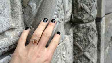 Unghie nere, chic anche d’estate: 5 smalti dark per un look controtendenza