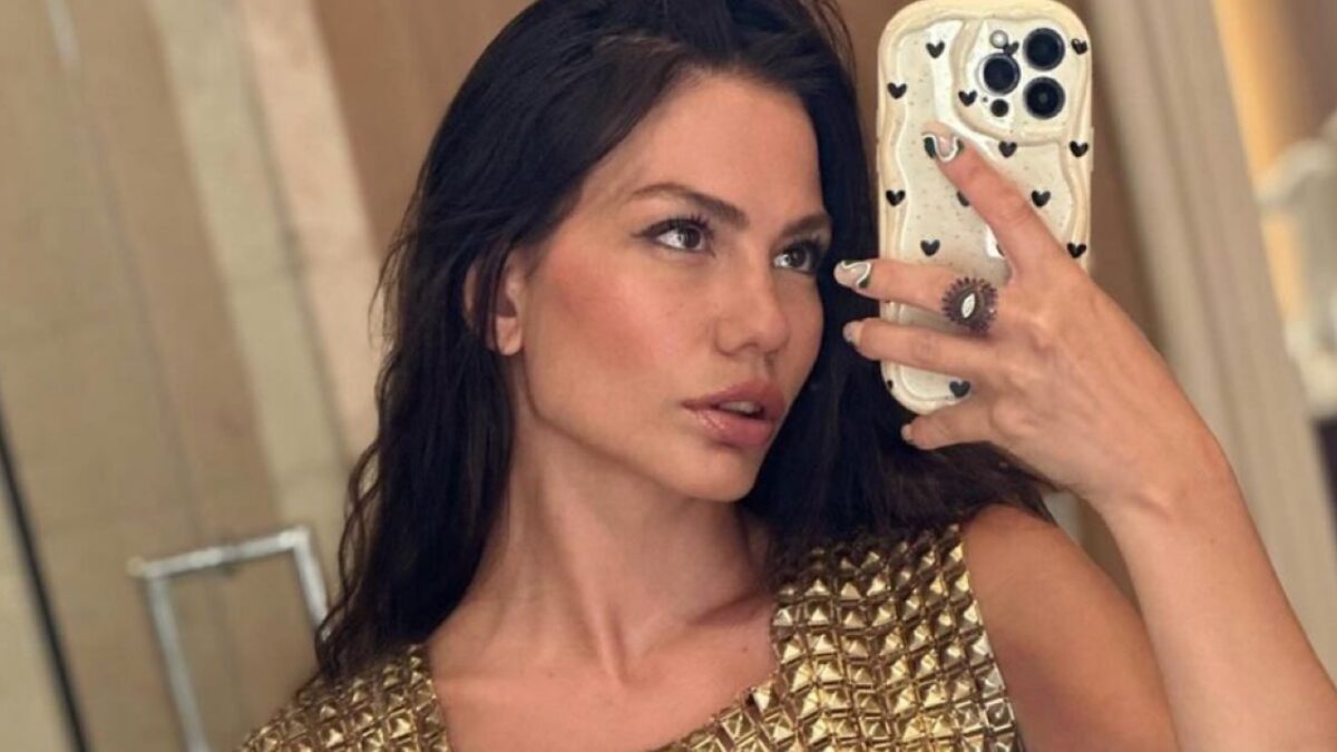 Demet Ozdemir osa con il crop-top oro: il look dell’attrice turca
