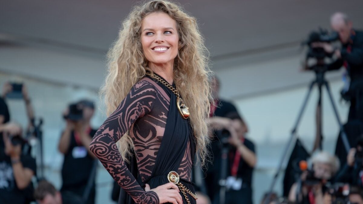 Galleria foto 'Venezia 2024, Eva Herzigova bella e selvaggia con la chioma effetto messy' - foto 4