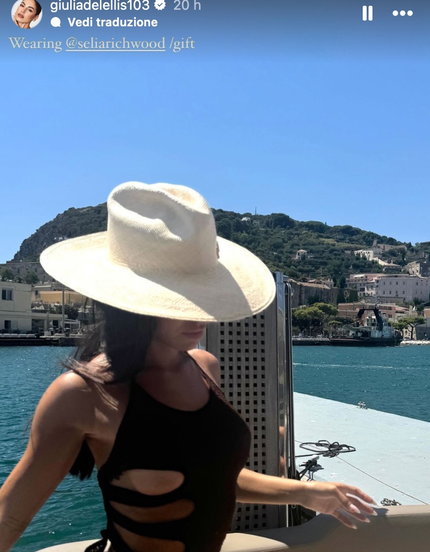 Galleria foto 'Trend Alert: Giulia De Lellis in barca, il mini-dress con taglio underboob va di moda' - foto 1