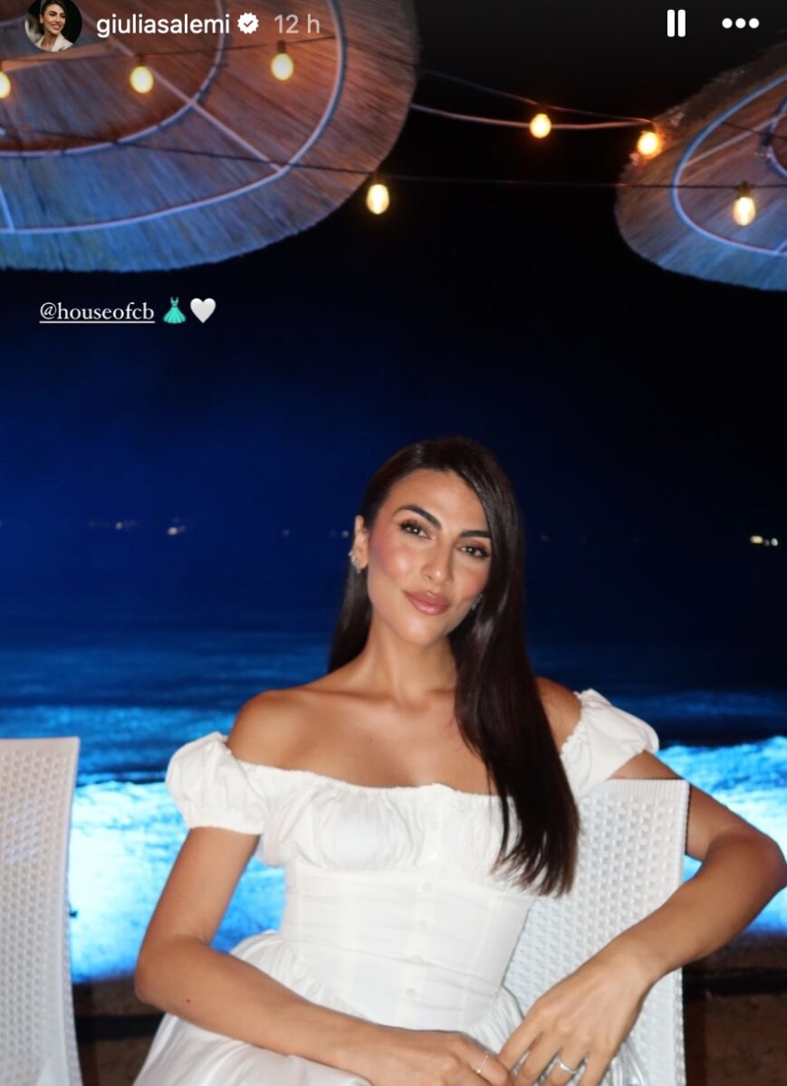 Galleria foto 'Giulia Salemi, al white party sfoggia il romantico abito con corsetto (FOTO)' - foto 1