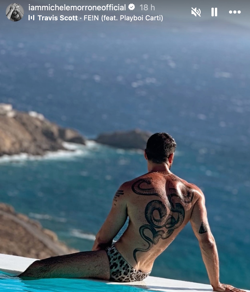 Galleria foto 'Michele Morrone in Grecia sceglie lo Slip animalier, super Hot (FOTO)' - foto 2