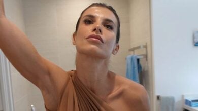 Elisabetta Canalis, in posa davanti allo specchio: questi scatti hot infiammano il web!