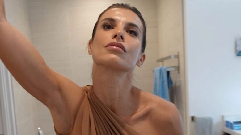 Elisabetta Canalis, in posa davanti allo specchio: questi scatti hot infiammano il web!