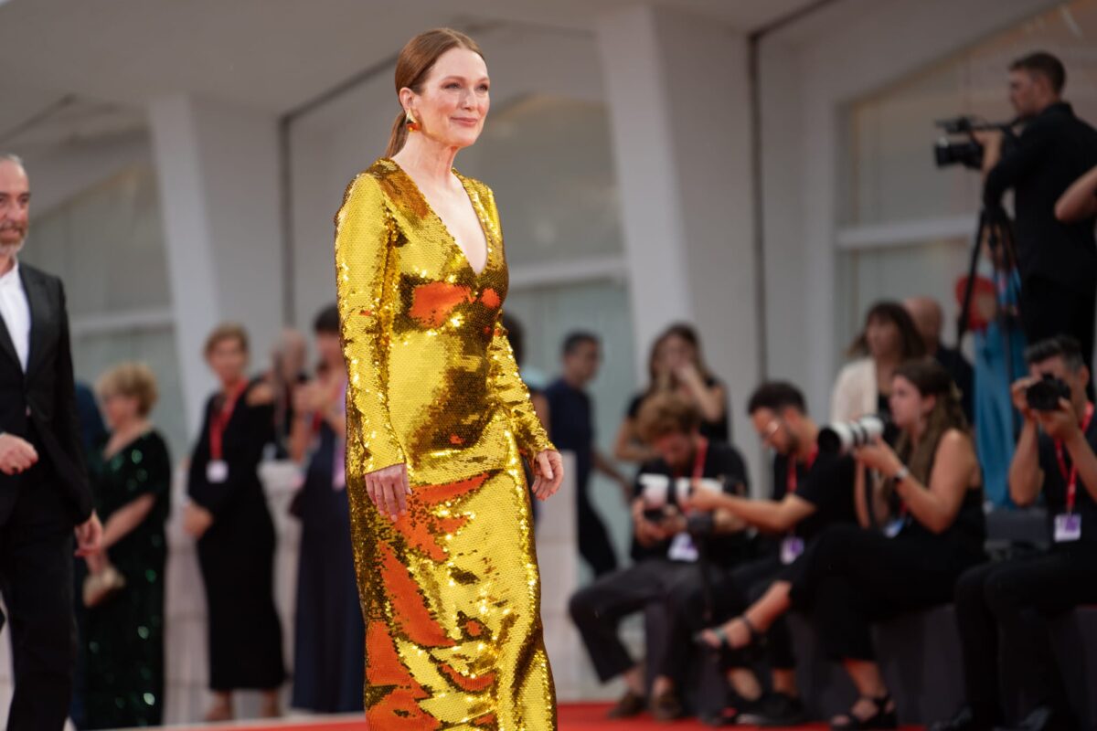 Galleria foto 'Venezia 2024, Julianne Moore sublime in un total gold look Bottega Veneta sul red carpet' - foto 2
