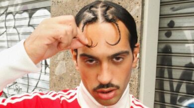 Mahmood posa per Adidas: le nuove Foto con abito lungo e i denti d’oro (FOTO)