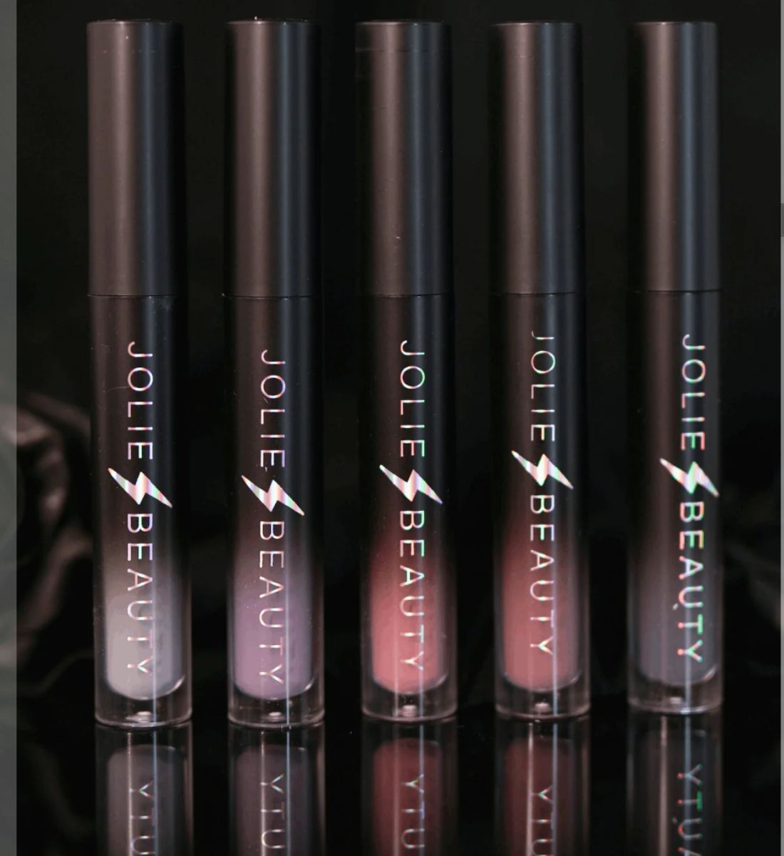 Galleria foto 'Dall’estate a Halloween: ecco il make up che spopola su TikTok' - foto 1