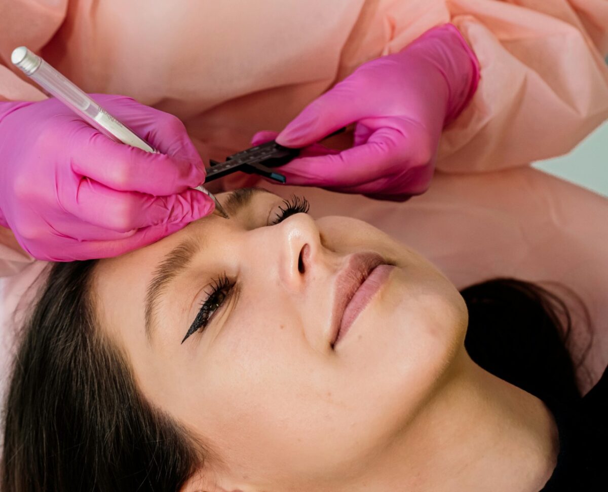 Galleria foto 'Sopracciglia perfette senza microblading, la tendenza del momento è questa!' - foto 2