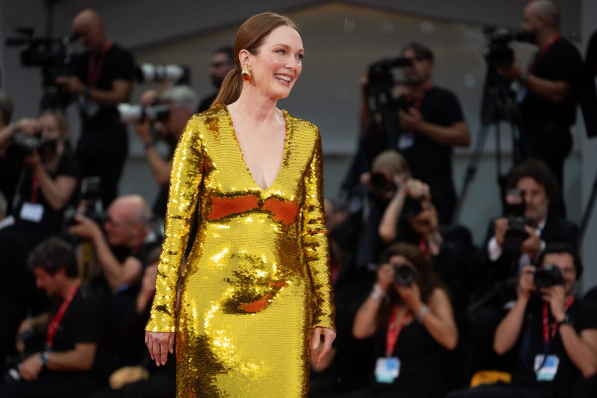 Galleria foto 'Venezia 2024, Julianne Moore sublime in un total gold look Bottega Veneta sul red carpet' - foto 1