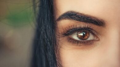 Sopracciglia perfette: ecco i sieri che stimolano la crescita, riempiono le zone rade e donano volume…