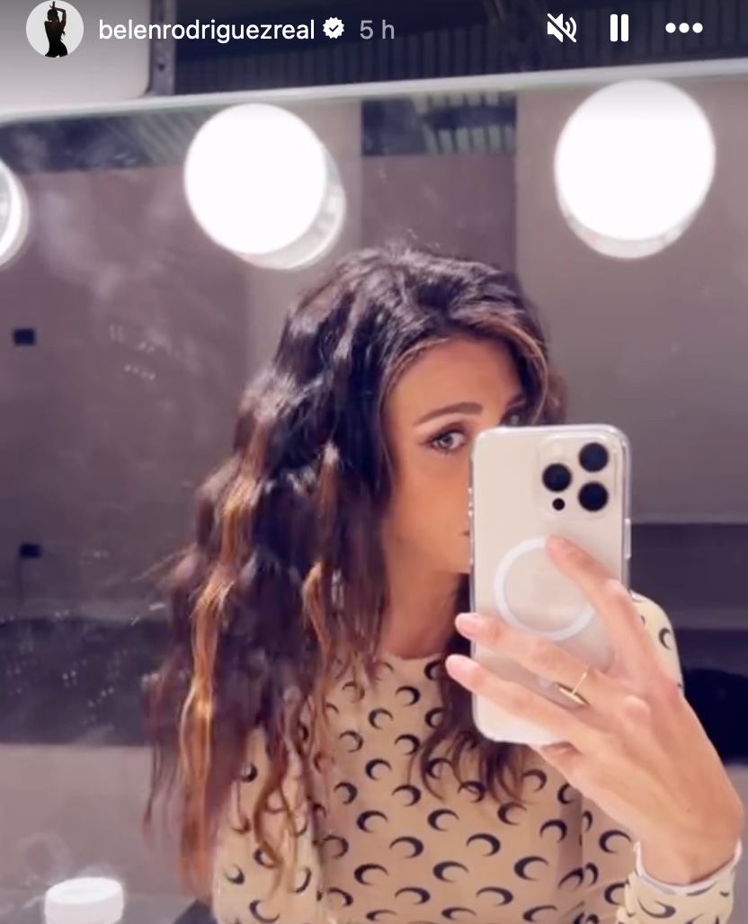 Galleria foto 'Belen Rodriguez sfoggia le Beach Waves, è l’Hair Look più cool' - foto 1