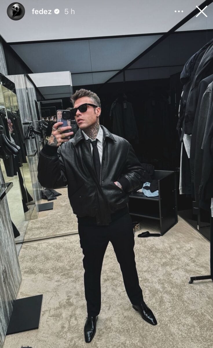 Galleria foto 'Fedez a cena con l’Art Director di Vetements: punta tutto su completo nero, cravatta e mocassini verniciati' - foto 1