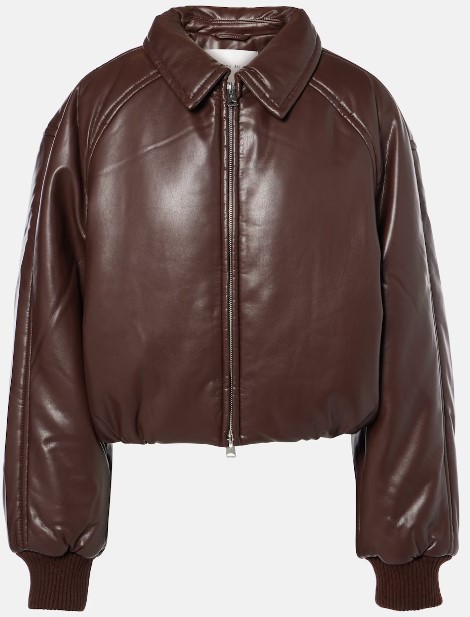 Dimentica le Giacche nere: questo è il colore chic più trendy dell’inverno 2025 Dimentica le Giacche nere: questo è il colore chic più trendy dell’inverno 2025
